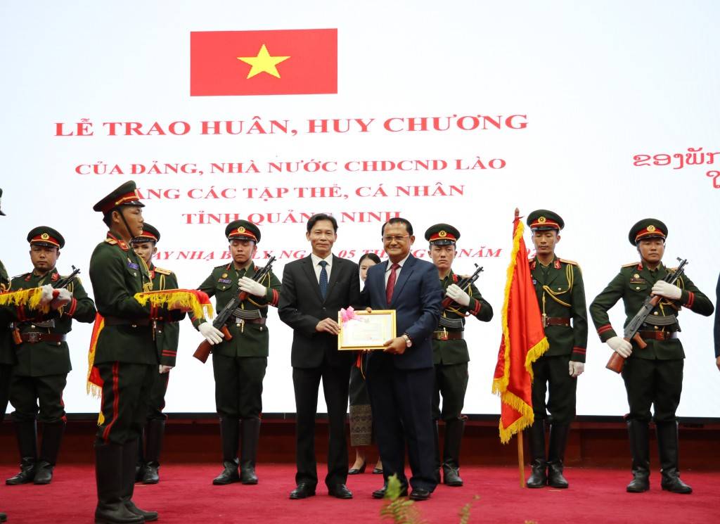 Sở Ngoại vụ đón nhận Huy chương Hữu nghị của Chính phủ nước Cộng hòa Dân chủ Nhân dân Lào.