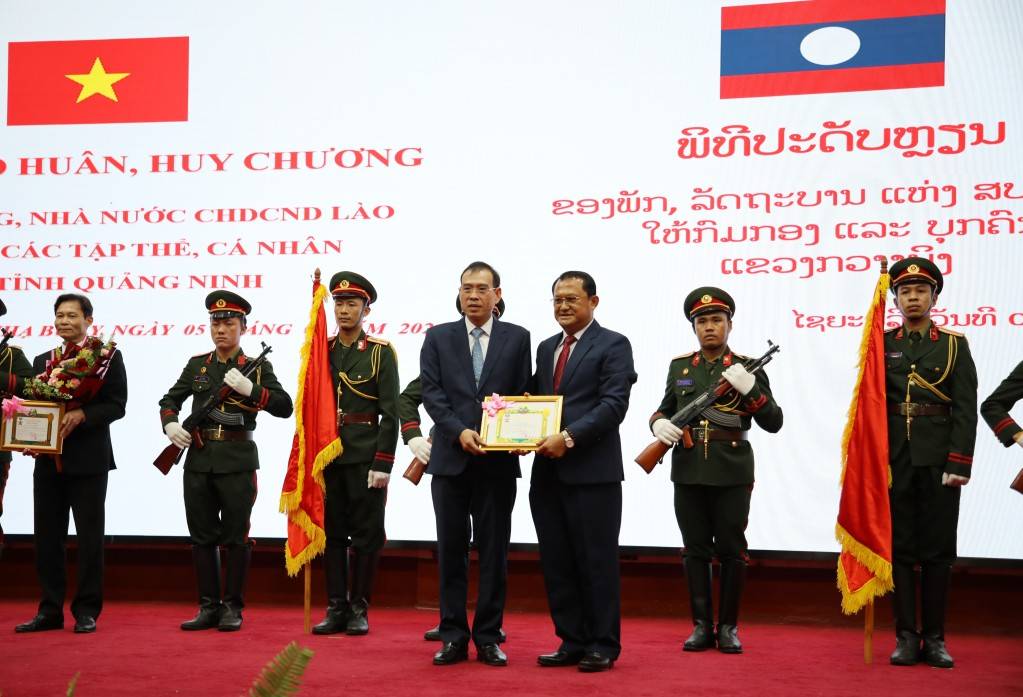 Văn phòng UBND tỉnh đón nhận Huy chương Hữu nghị của Chính phủ nước Cộng hòa Dân chủ Nhân dân Lào.