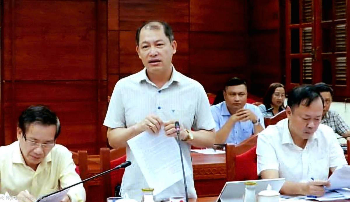  Ông Trần Tiến Đông, Giám đốc Ban A báo cáo tiến độ các dự án do đơn vị làm chủ đầu tư đang được triển khai..