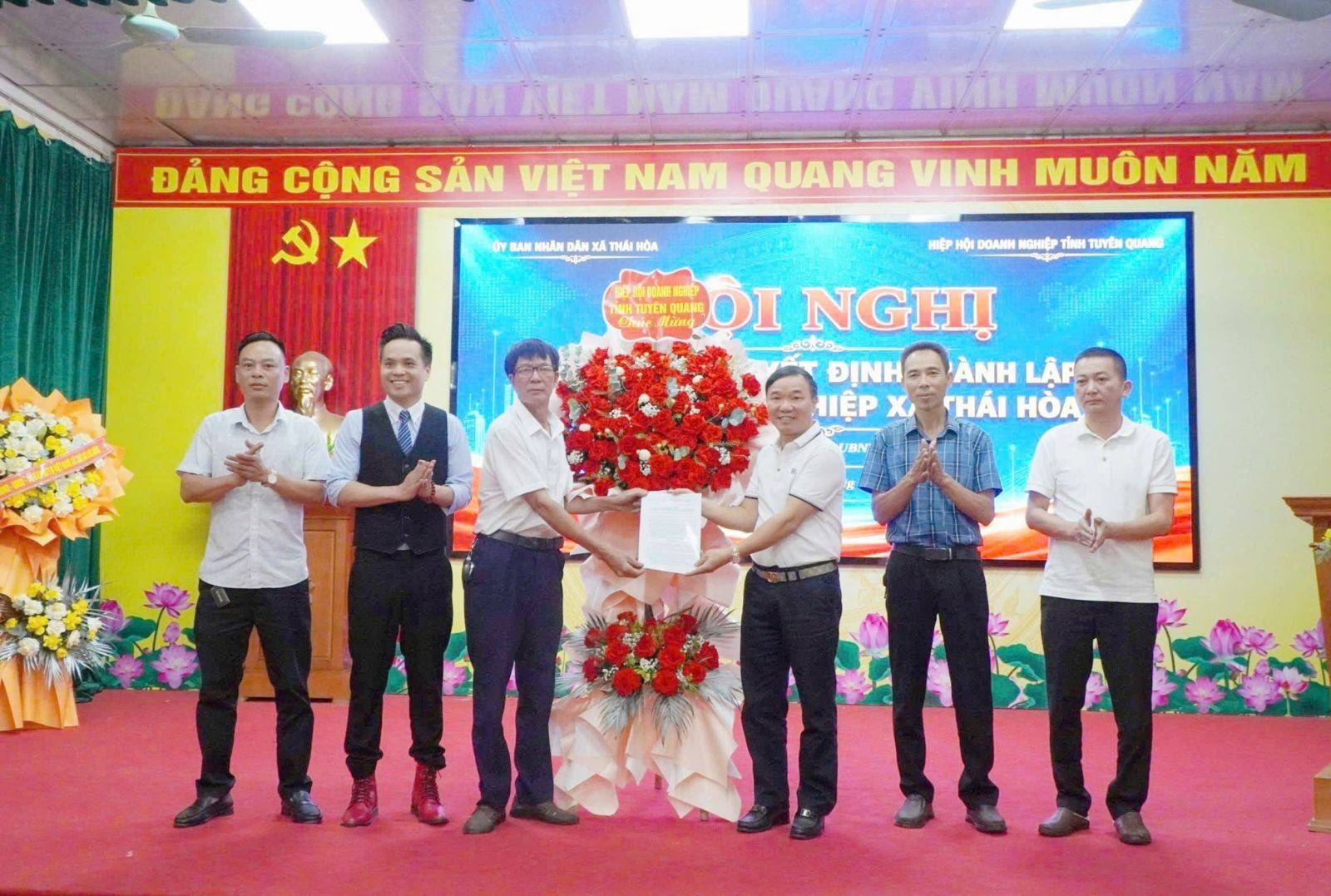Chủ tịch HHDN tỉnh Nguyễn Hữu Thập trao Quyết định thành lập Hội Doanh nghiệp xã Thái Hoà