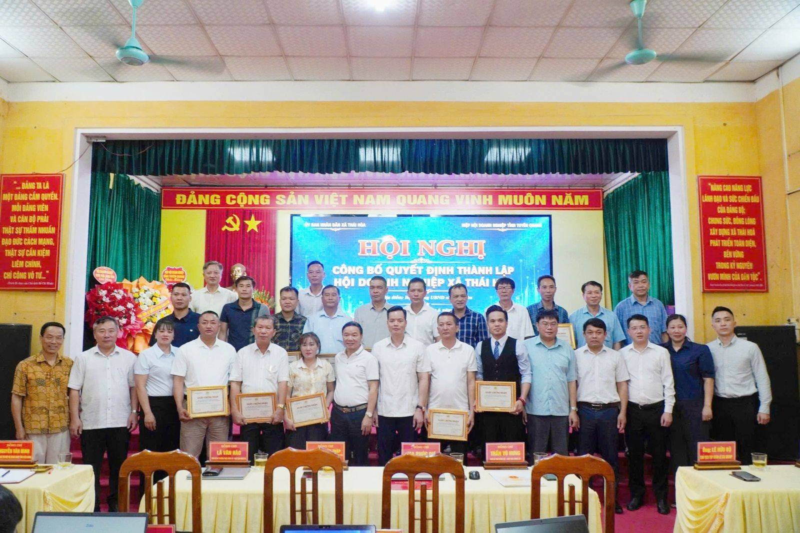 Các đồng chí lãnh đạo xã Thái Hoà và HHDN tỉnh trao chứng nhận và chúc mừng Hội viên mới