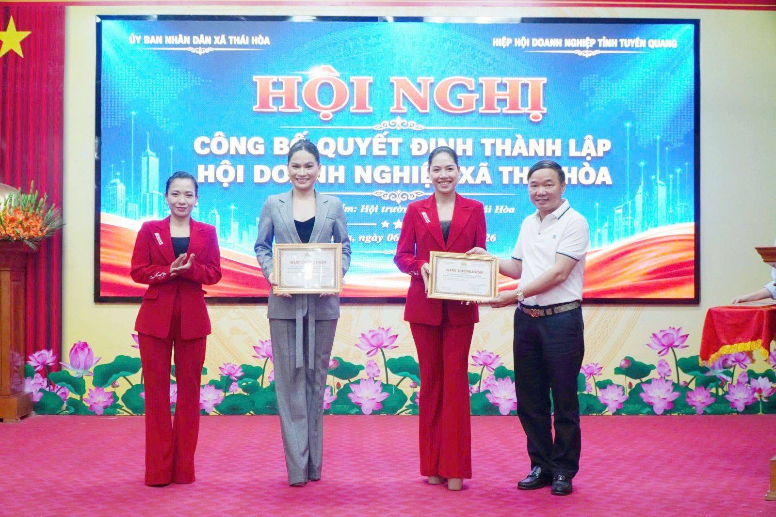Chủ tịch HHDN tỉnh Nguyễn Hữu Thập trao chứng nhận cho hội viên mới 