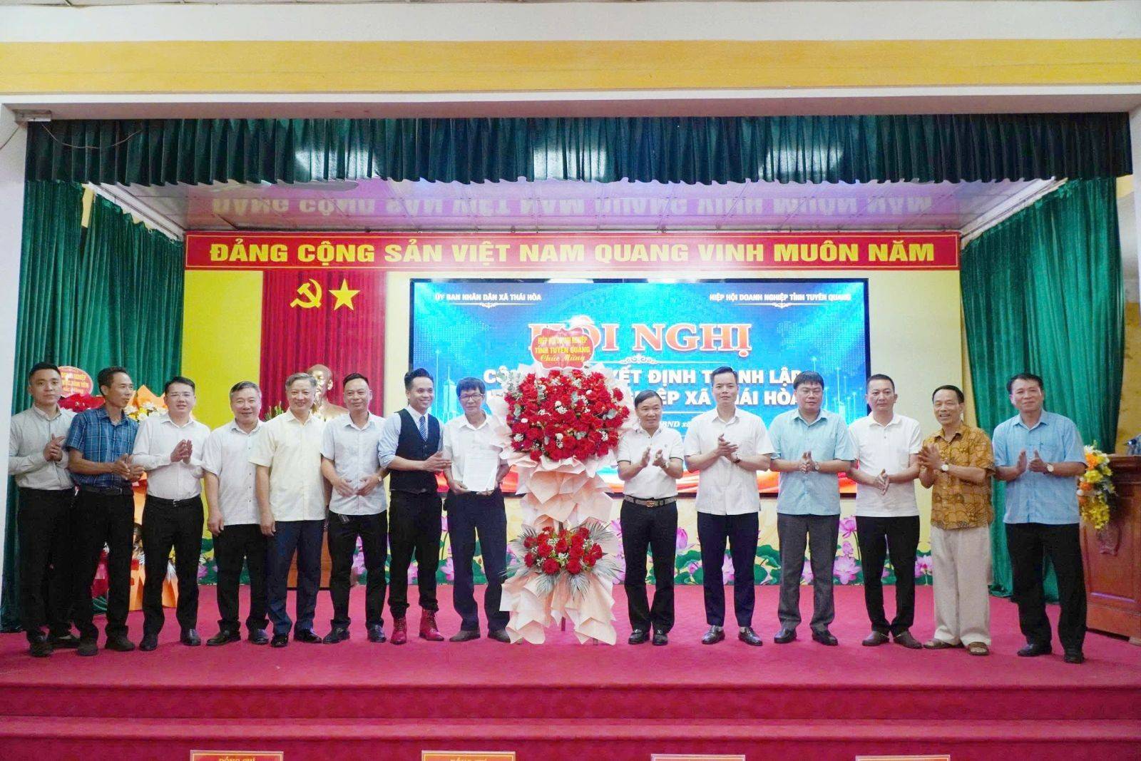 Chủ tịch HHDN tỉnh Nguyễn Hữu Thập và các đồng chí lãnh đạo xã và Thường trực HHDN tỉnh tặng hoa, chúc mừng Hội Doanh nghiệp xã Thái Hoà