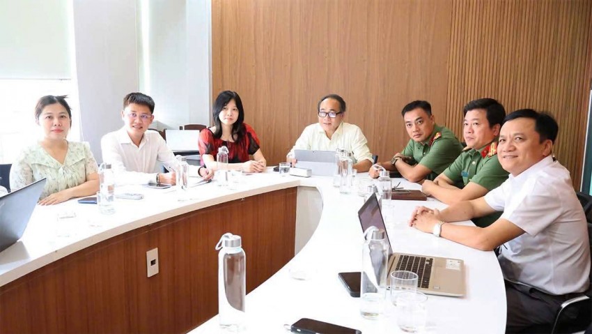 Phó Giám đốc Trung tâm Phát triển quỹ đất thành phố Huỳnh Tấn Quang cùng đại diện các sở, ngành liên quan