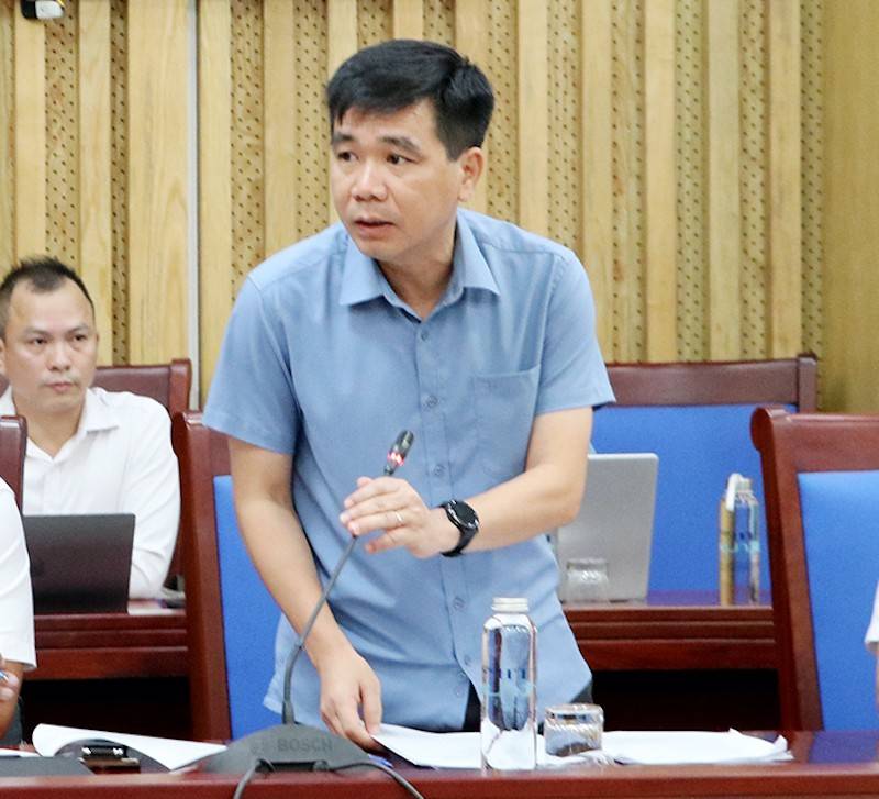 Ông Nguyễn Đình Khang - Phó Giám đốc Sở Xây dựng Nghệ An báo cáo tại cuộc họp