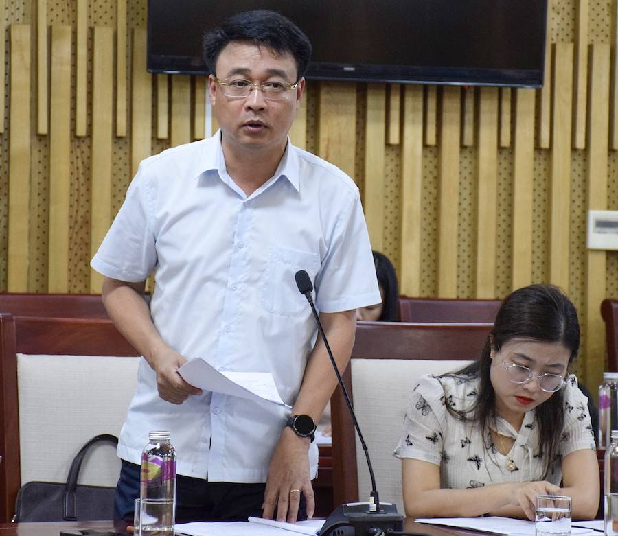 Ông Hoàng Anh Tiến - Chủ tịch UBND xã Hưng Nguyên (Nghệ An)  báo cáo về những khó khăn trong việc xử lý tài sản công cho thuê tại cuộc họp