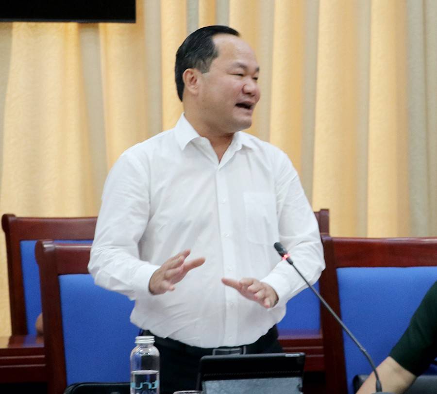 Ông Hoàng Quốc Việt - Giám đốc Sở Nông nghiệp và Môi trường Nghệ An trả lời kiến nghị của các hộ dân muốn được thu hồi toàn bộ diện tích, tái định cư để ổn định cuộc sống tại cuộc họp