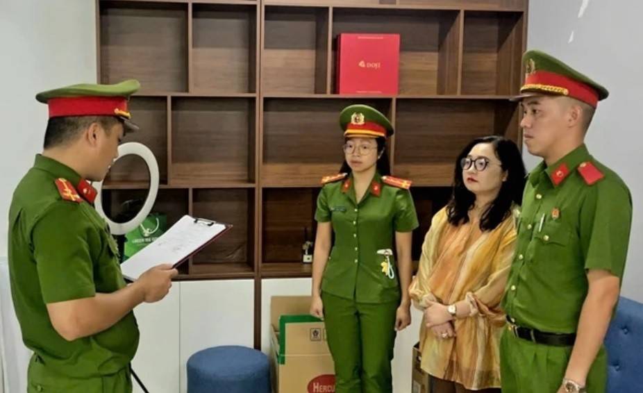 Cơ quan CSĐT Công an Tp. Đà Nẵng tống đạt quyết định khời tố bị can đối với Lê Thị Oanh.