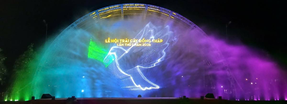 Một trong những điểm nhấn nổi bật của lễ hội là vũ điệu nhạc nước kết hợp trình chiếu mapping nghệ thuật, tạo nên không gian trải nghiệm độc đáo, góp phần tôn vinh vẻ đẹp của vùng đất và con người Đồng Tháp.