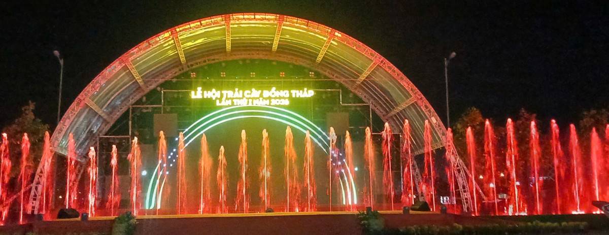 Vũ điệu nhạc nước kết hợp trình chiếu mapping hiện đại đã trở thành điểm nhấn ấn tượng của lễ hội, biến không gian sự kiện thành sân khấu nghệ thuật đa sắc màu, thu hút hàng nghìn lượt người thưởng lãm mỗi đêm.