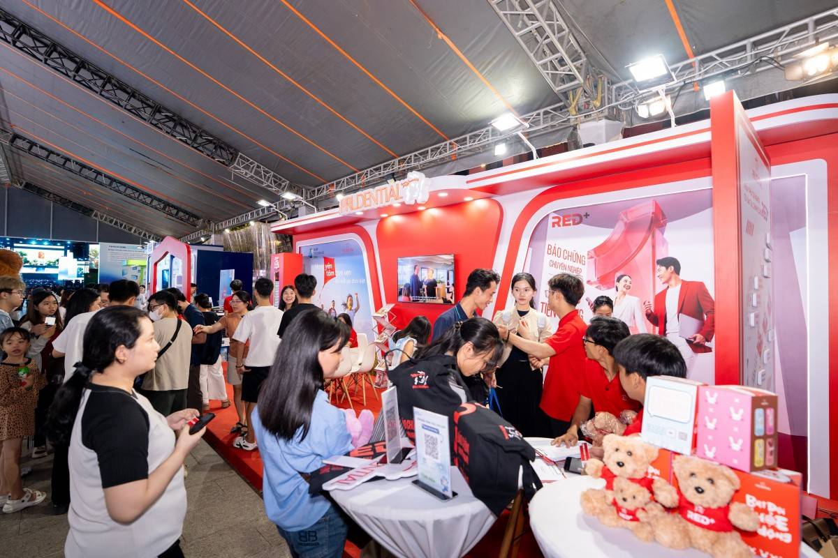 Ngày Tài chính số 2026 tại phố đi bộ Nguyễn Huệ (TP. Hồ Chí Minh) vừa qua đã thu hút đông đảo người dân tham gia trải nghiệm các sản phẩm, dịch vụ thuộc lĩnh vực tài chính, ngân hàng, bảo hiểm và công nghệ số. 