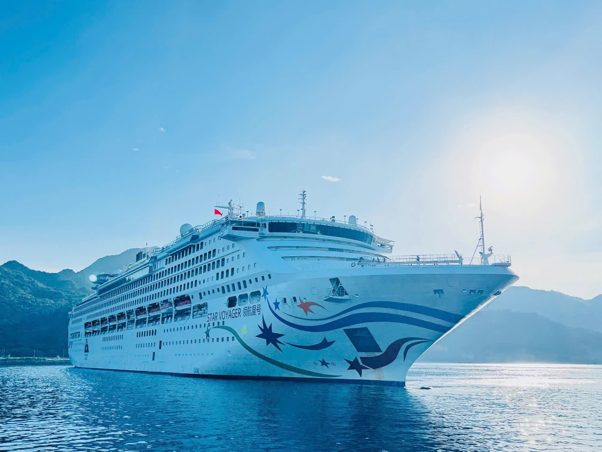 Đón tàu biển quốc tế STAR VOYAGER với 1.300 khách đa quốc tịch-chủ yếu quốc tịch Singapore, từ Singapore tàu cập Cảng quốc tế Cam Ranh tham quan Khánh Hòa.