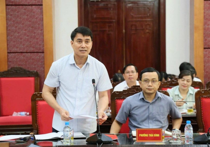 Bí thư Đảng ủy phường Thái Bình Đặng Văn Tính báo cáo những khó khăn, vướng mắc từ cơ sở