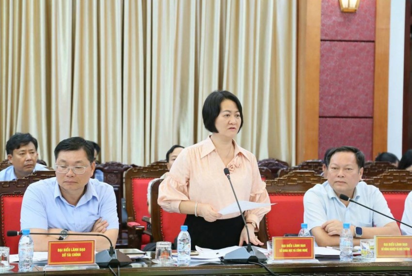 Bà Thái Thị Thu Hường, Tỉnh ủy viên 4.	Đại diện các sở, ngành và địa phương tham gia thảo luận về công tác tinh gọn bộ máy và quy hoạch phát triển đô thị.