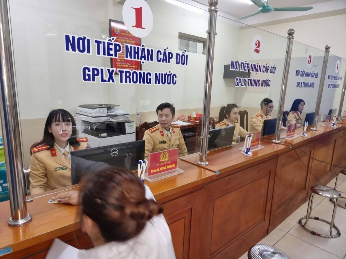 Đề xuất rút ngắn một nửa thời gian cấp, đổi giấy phép lái xe