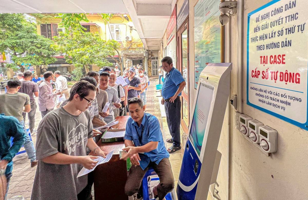 Người dân có thể nộp hồ sơ đổi giấy phép lái xe ngay tại địa bàn xã, phường, thị trấn và có thể đăng ký tham gia sát hạch tại bất cứ địa phương nào trên toàn quốc sau khi tốt nghiệp các khóa đào tạo lái xe, không phụ thuộc vào địa giới hành chính và nơi đào tạo như hiện nay.