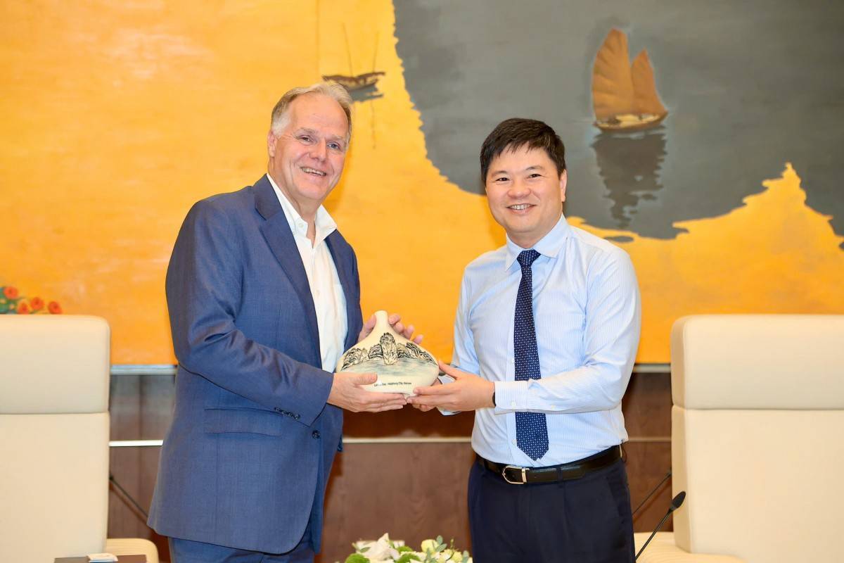 Phó Chủ tịch UBND thành phố Hoàng Minh Cường và ông Albert Bos, Tổng Giám đốc STC International trao quà lưu niệm.