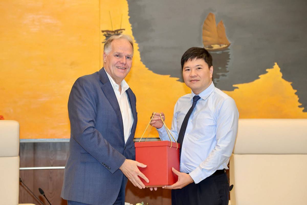 Phó Chủ tịch UBND thành phố Hoàng Minh Cường và ông Albert Bos, Tổng Giám đốc STC International trao quà lưu niệm.