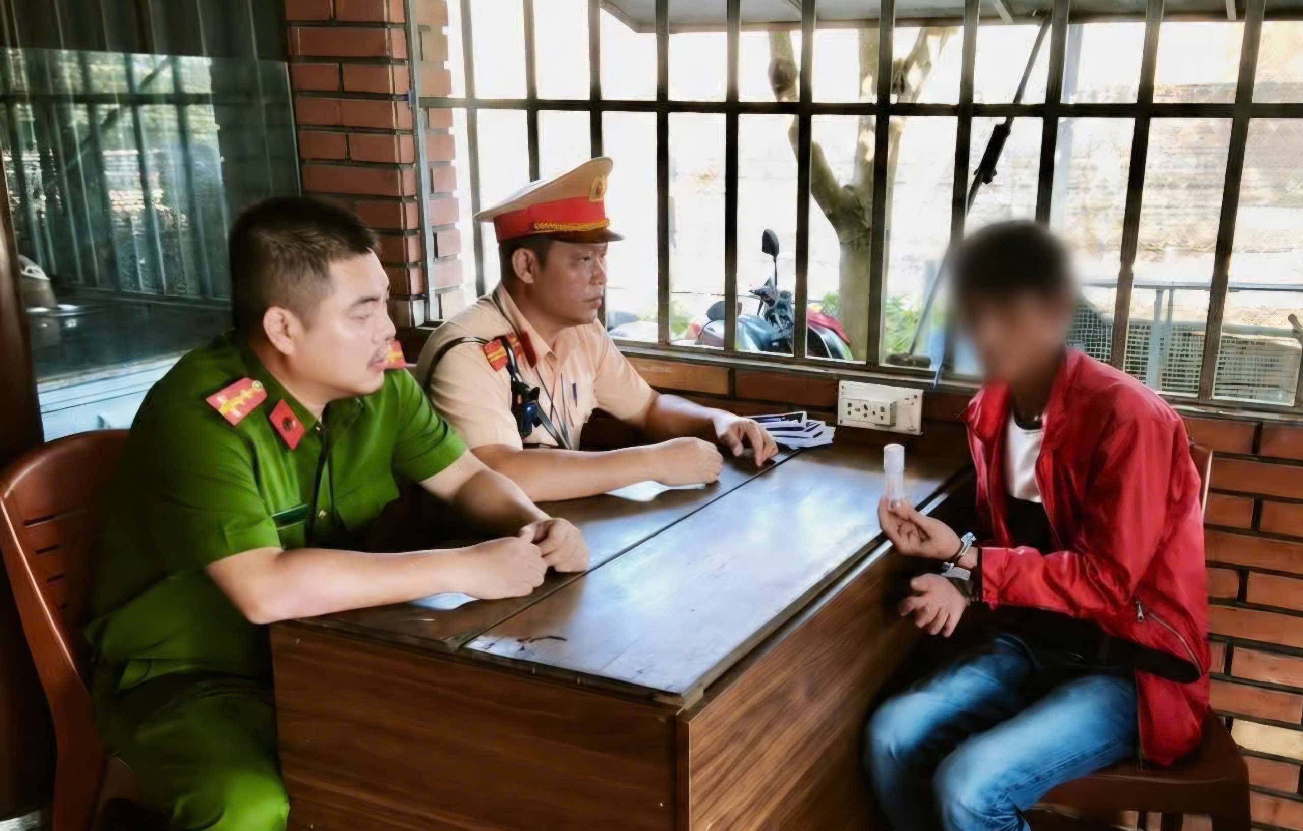 Cảnh sát giao thông Đắk Lắk phát hiện 2 trường hợp lái xe mô tô  có sử dụng, tàng trữ chất ma túy