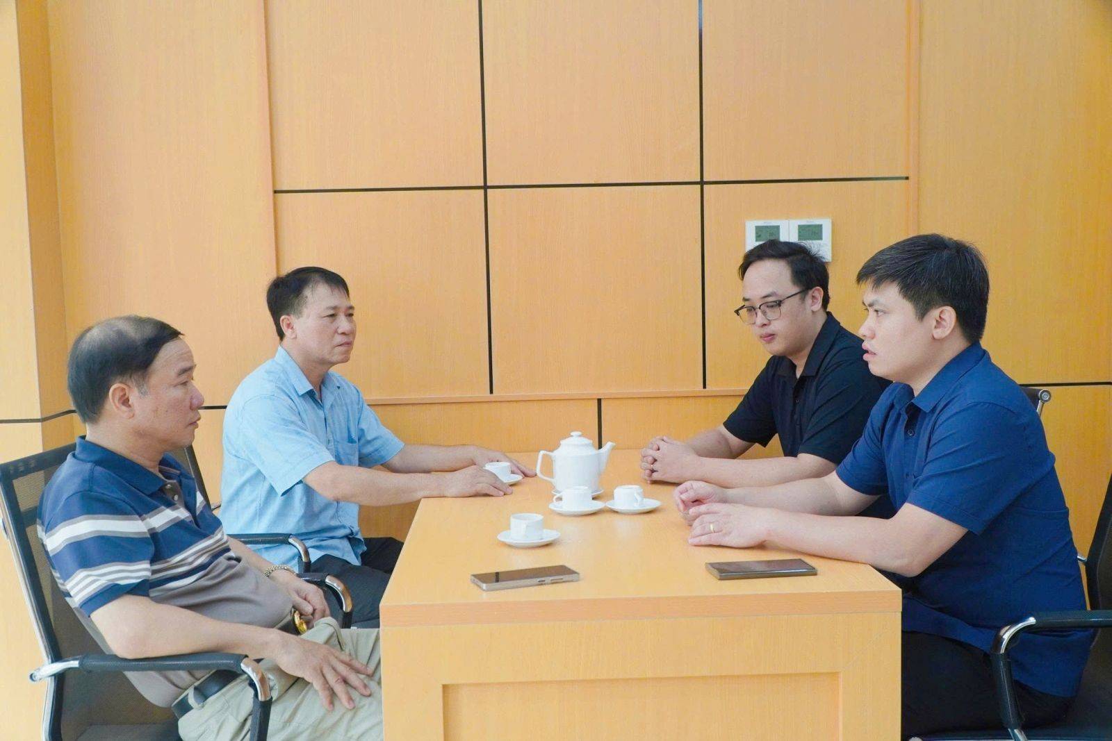 Chủ tịch HHDN tỉnh Nguyễn Hữu Thập cùng với đồng chí Phạm Thanh Hòa, Phó Chánh Văn phòng UBND tỉnh - Giám đốc Trung tâm Phục vụ hành chính công tỉnh Tuyên Quang và cán bộ, chuyên viên trao đổi về công tác cải cách thủ tục hành chính, tạo điều kiện thuận lợi cho người dân và doanh nghiệp
