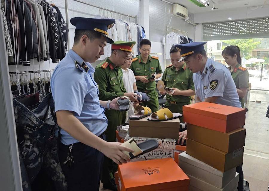 Lực lựng quản lý thị trường Nghệ An vừa xử phạt vi phạm hành chính đối với 01 hộ kinh doanh về hành vi buôn bán hàng hóa giả mạo nhãn hiệu, đồng thời buộc tiêu hủy số hàng vi phạm theo quy định. Tổng giá trị thu phạt trên 35 triệu đồng.