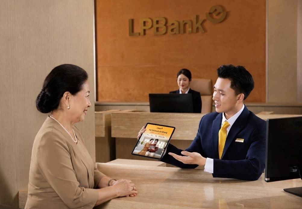 Với mạng lưới hơn 1.000 điểm giao dịch bao gồm hệ thống điểm phục vụ của LPBank và mạng lưới Bưu điện triển khai trên toàn quốc, khách hàng có thể dễ dàng tiếp cận và sử dụng dịch vụ tài chính ngay tại địa phương nơi sinh sống. 