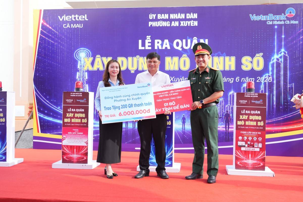 Đại diện Viettel Cà Mau cùng Ngân hàng thương mại cổ phần Công thương Việt Nam chi nhánh Cà Mau trao thiết bị hỗ trợ xây dựng mô hình số trên địa bàn phường An Xuyên.