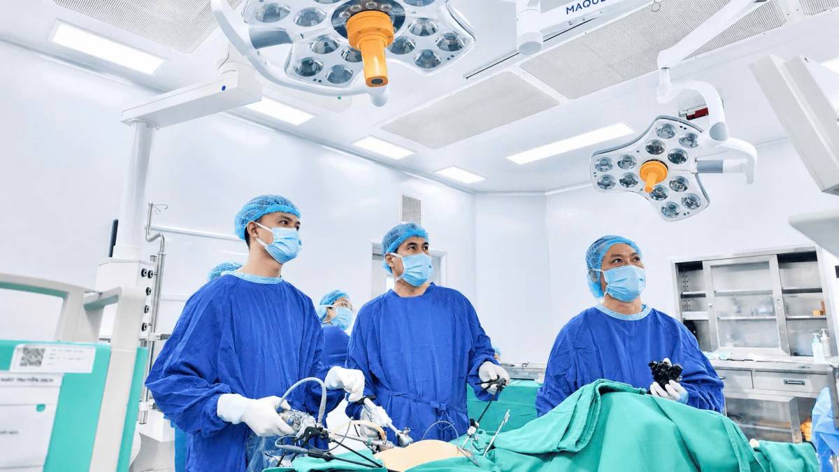 Can thiệp phối hợp đồng thời giữa nội soi tiêu hóa và phẫu thuật nội soi ổ bụng ngay trong cùng một thì phẫu thuật.