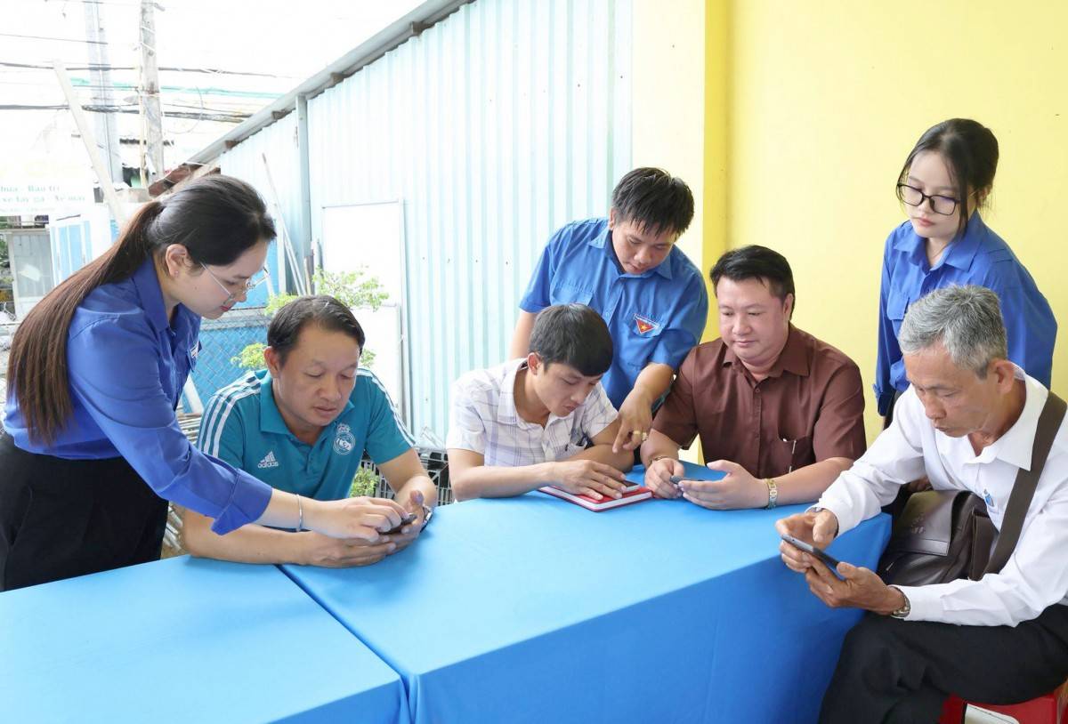 Đoàn viên thanh niên xã Cần Giuộc, Tây Ninh hỗ trợ người dân sử dụng các tiện ích trên ứng dụng VNeID 