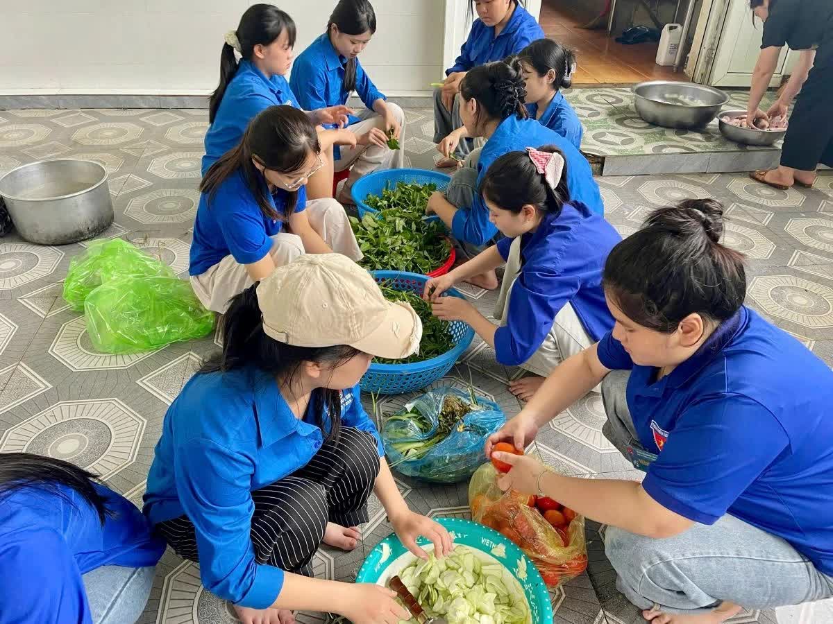 Thanh Hóa: Đoàn Thanh niên xã Quan Sơn hỗ trợ gần 1.000 xuất ăn và chỗ nghỉ miễn phí cho thí sinh và phụ huynh
