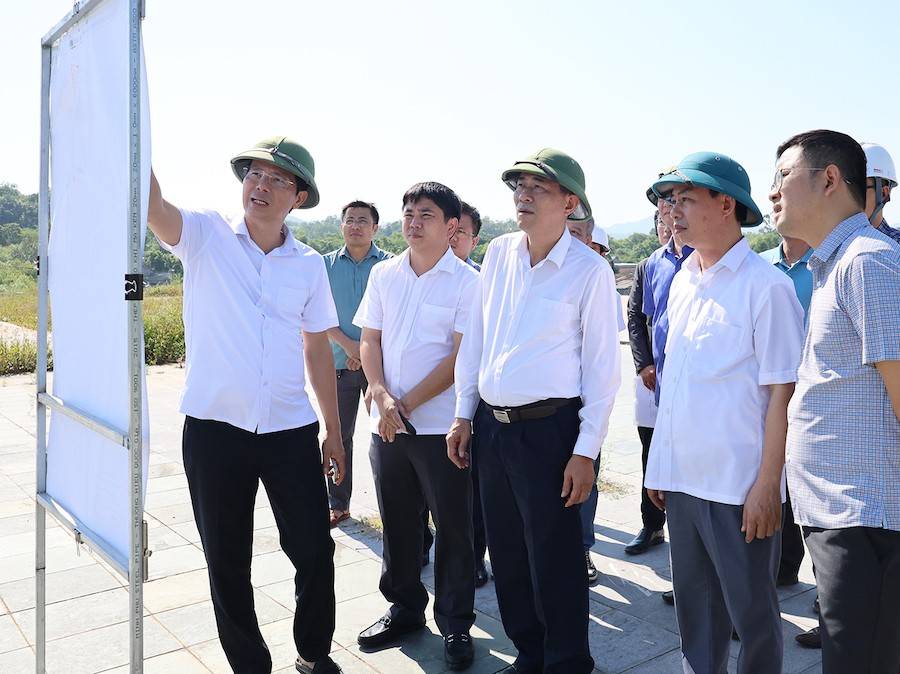 Ông Thái Văn Thành - Phó Chủ tịch UBND tỉnh Nghệ An nghe báo cáo về tiến độ thực hiện Dự án Khu tưởng niệm Bác Hồ về thăm Đông Hiếu