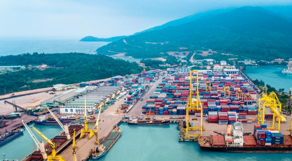 Phần lớn mức nhập siêu gần 14 tỷ USD của Việt Nam trong 5 tháng đầu năm 2026 đến từ máy móc, thiết bị, linh kiện và nguyên vật liệu phục vụ sản xuất. Nhóm tư liệu sản xuất chiếm khoảng 94,1% tổng kim ngạch nhập khẩu, cho thấy nhu cầu mở rộng năng lực sản xuất của doanh nghiệp vẫn ở mức cao.
