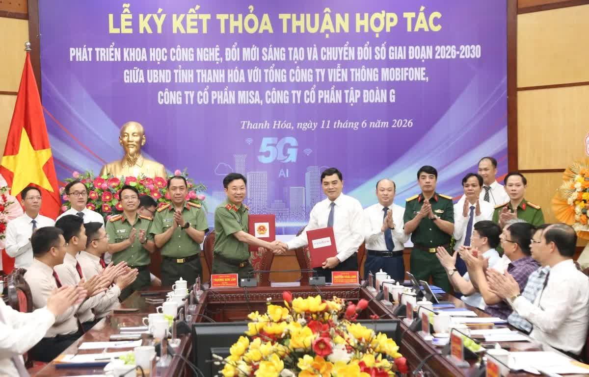 Lãnh đạo tỉnh Thanh Hoá và Tổng Công ty Viễn thông Mobifone thực hiện nghi thức ký kết thỏa thuận hợp tác.