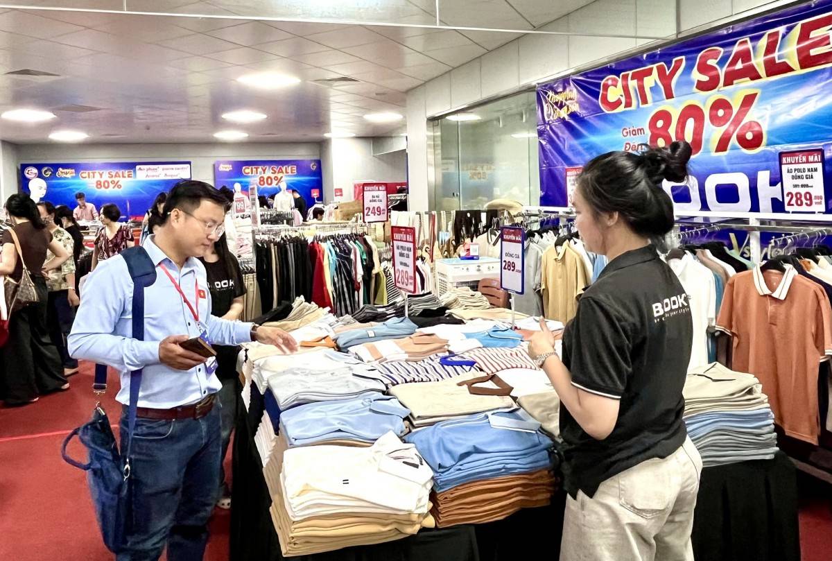 chuyển dịch mạnh mẽ của thị trường tiêu dùng theo hướng hiện đại, số hóa và gắn kết ngày càng chặt chẽ với các ngành dịch vụ.