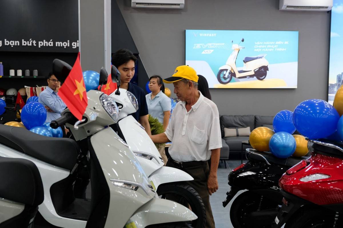 Xe máy điện VinFast bùng nổ với 66 đại lý mở đồng loạt, người dùng hồ hởi khi dịch vụ hậu mãi 5 sao “đến tận cửa nhà”