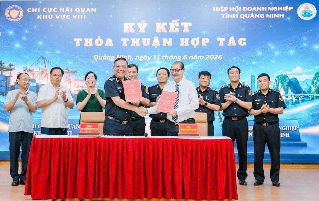 Chi cục trưởng Chi cục Hải quan khu vực VIII Phạm Quốc Hưng (hàng trên, thứ nhất từ trái sang) và Phó Chủ tịch Thường trực Hiệp hội Doanh nghiệp tỉnh Quảng Ninh Đào Duy Hảo (hàng trên, thứ nhất từ phải sang) trao Thỏa thuận phối hợp công tác.