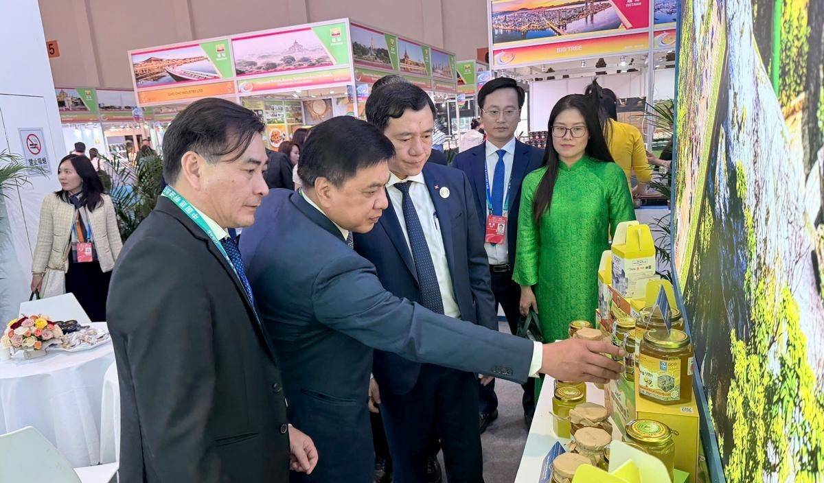 Thứ trưởng Bộ Công Thương Nguyễn Sinh Nhật Tân tham quan gian hàng và thưởng thức trà Shan tuyết của tỉnh Tuyên Quang tại Hội chợ Trung Quốc - Nam Á và Hội chợ Xuất nhập khẩu Côn Minh 2026