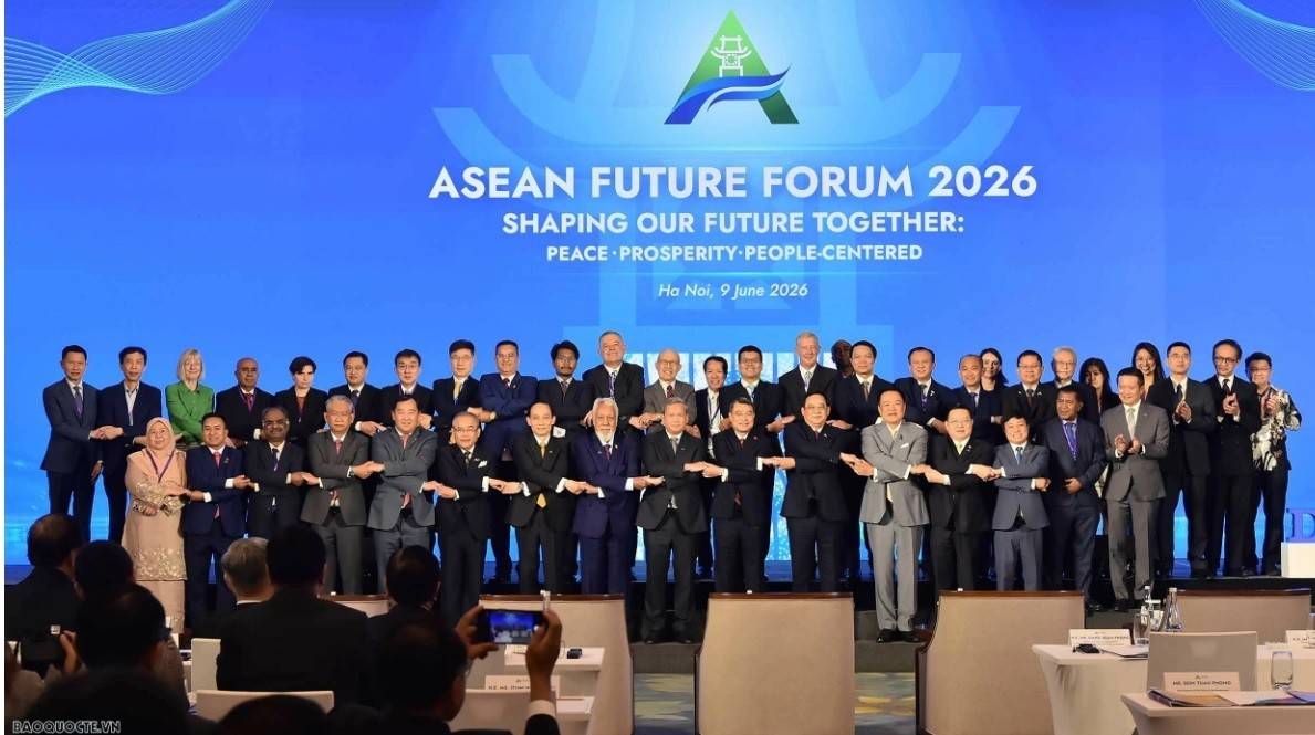 Các nhà lãnh đạo và đại biểu tham dự AFF 2026 chụp ảnh lưu niệm tại Hà Nội, gửi đi thông điệp mạnh mẽ về một ASEAN hòa bình, thịnh vượng, lấy người dân làm trung tâm và chủ động đóng góp vào các vấn đề toàn cầu.