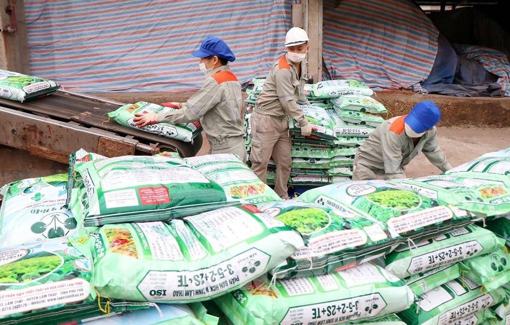 Cùng với sự phát triển đa dạng các hoạt động công nghiệp, nhiều loại hóa chất mới lần đầu được nhập khẩu vào Việt Nam khiến Danh mục hóa chất phải khai báo không thể điều chỉnh hoặc thay đổi kịp thời, dẫn tới khó khăn trong việc xác định các loại hóa chất mới để áp dụng quy trình quản lý.
