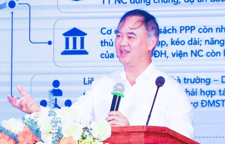TS. Trần Nam Tú - Phó Cục trưởng Cục Khoa học, Công nghệ và Thông tin, Bộ Giáo dục và Đào tạo tham luận tại hội thảo