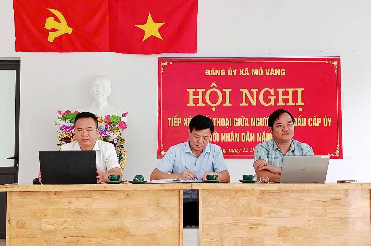 Lãnh đạo xã chủ trì hội n ghị
