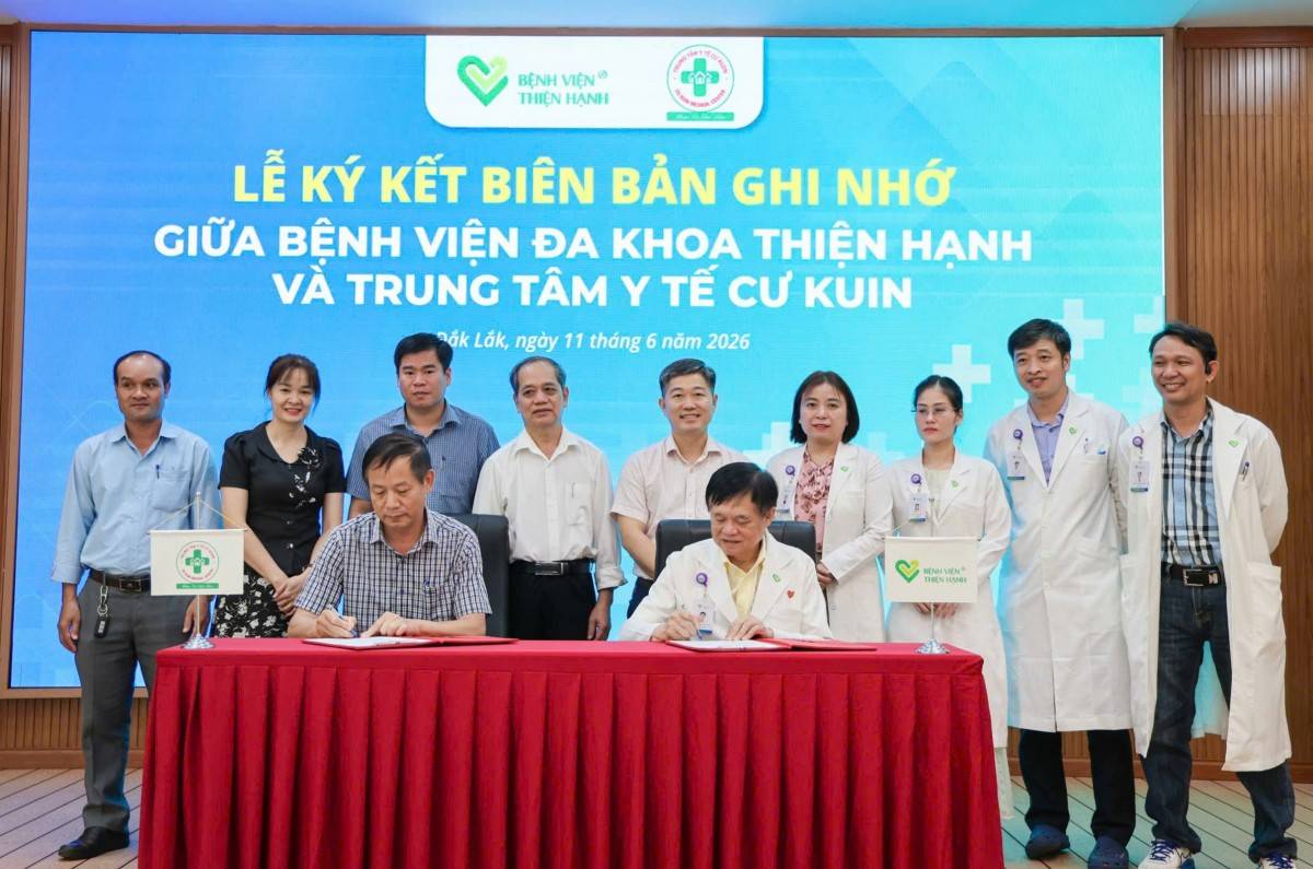 Đại diện Ban lãnh đạo BVĐK Thiện Hạnh và TTYT Cư Kuin tại lễ ký kết.