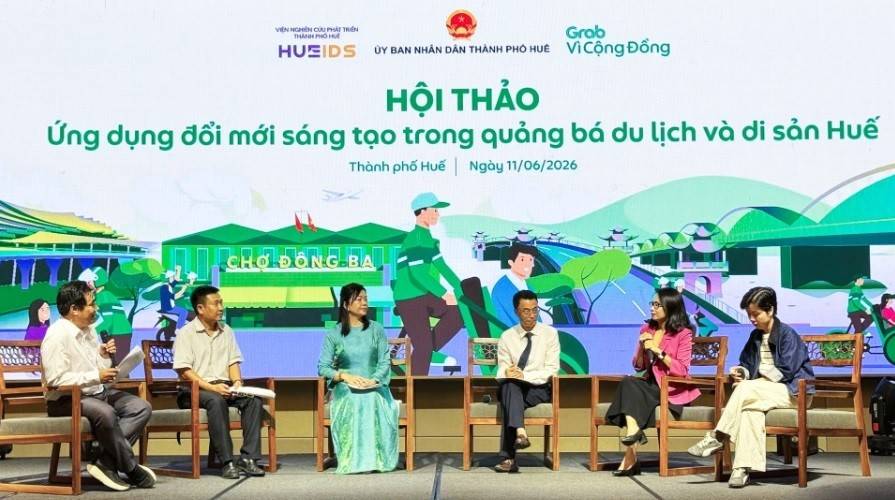 Công nghệ được sử dụng để kéo một nghề truyền thống vào chuỗi dịch vụ du lịch hiện đại, thay vì loại bỏ hoặc thay thế nghề này. Đây cũng là điểm khác biệt trong câu chuyện số hóa du lịch tại Huế. Công nghệ không chỉ tạo thêm những dịch vụ mới mà còn được sử dụng để thay đổi phương thức vận hành của các hoạt động đã tồn tại từ lâu.