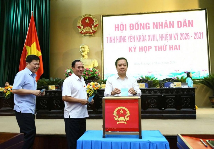 Các đại biểu thực hiện quy trình bầu bổ sung Ủy viên UBND tỉnh nhiệm kỳ 2026 - 2031