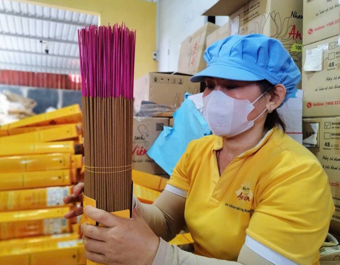Từ nén nhang đến câu chuyện chất lượng cuộc sống