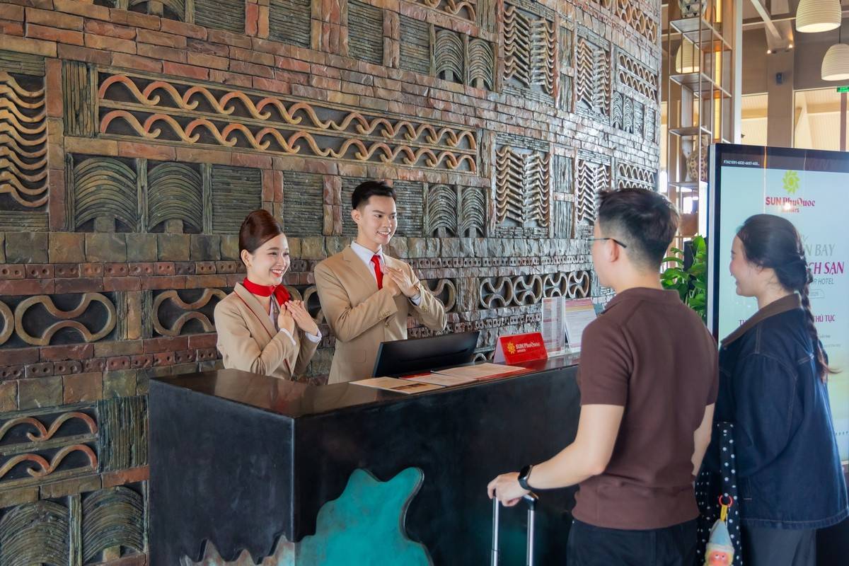 Hành khách Sun PhuQuoc Airways làm thủ tục check-in tại New World Phu Quoc Resort