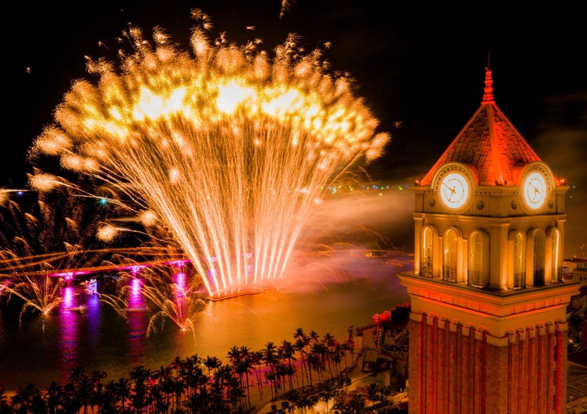 Những show diễn đa phương tiện với pháo hoa thắp sáng bầu trời đảo Ngọc là một trong nhiều điểm nhấn hút khách tới Phú Quốc