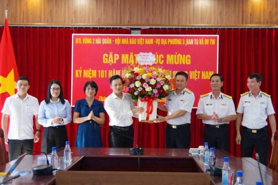 Đoàn công tác Báo chí Trung ương phía Nam tìm hiểu thực tế tại vùng cảnh sát biển 3 và vùng 2 Hải Quân
