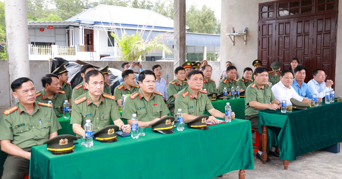 Quảng Trị: Trao 250 triệu đồng xây dựng nhà tình nghĩa cho cán bộ An ninh
