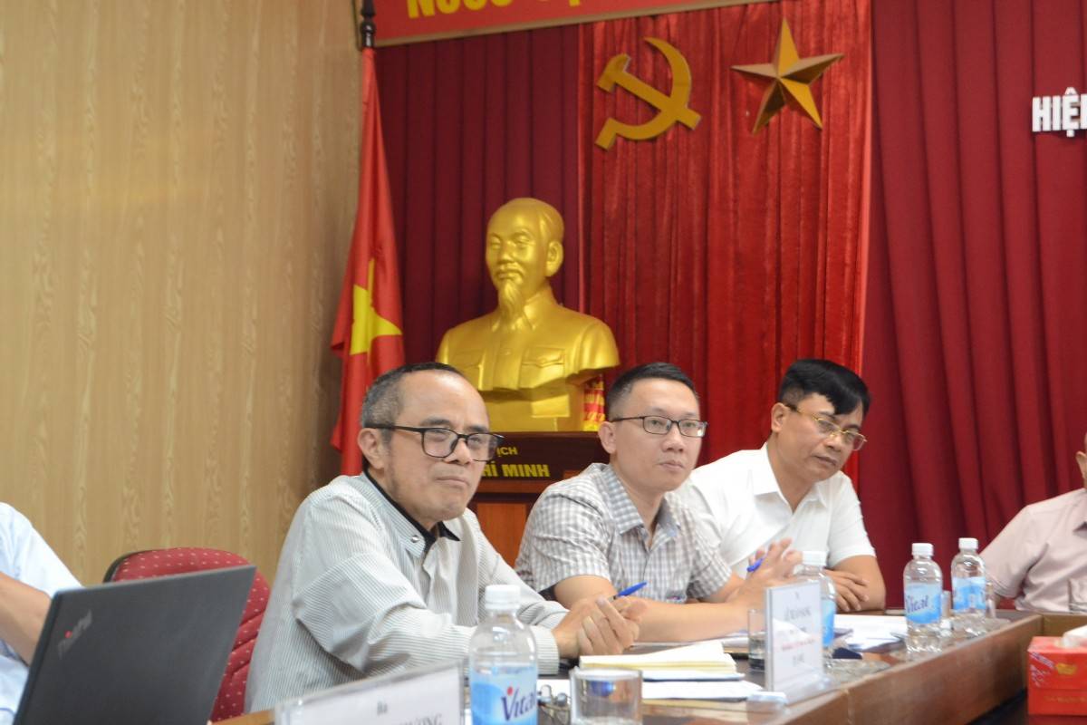 TS. Lê Xuân Sang, Phó Viện trưởng Viện Kinh tế Việt Nam và Thế giới và các đại diện thuộc Viện Hàn lâm Khoa học xã hội Việt Nam